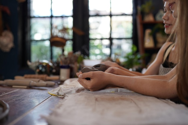 Osoba haftująca przy stole