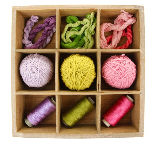 Kolekcja haftów w pudełkach